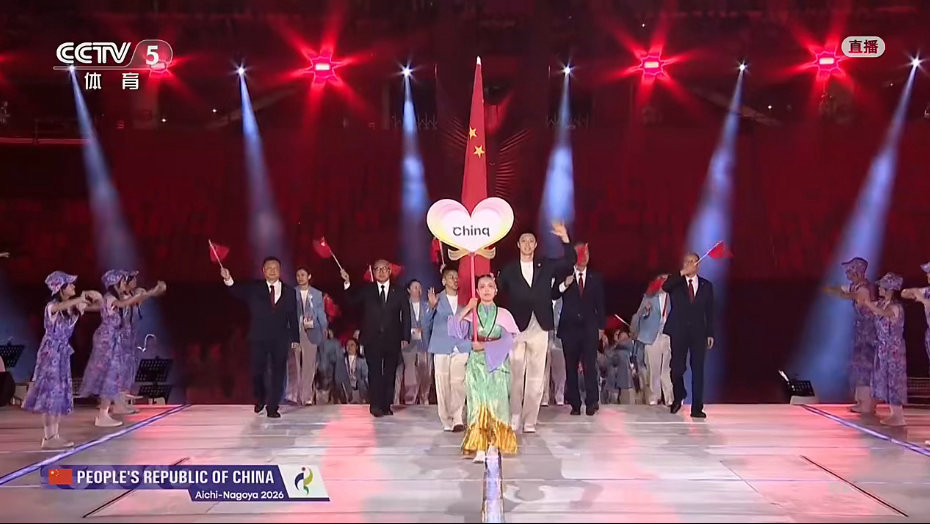 中国体育代表团入场 亚运会开幕咯！中国队入场雾霾蓝超亮眼，旗手是男子篮球运动员胡