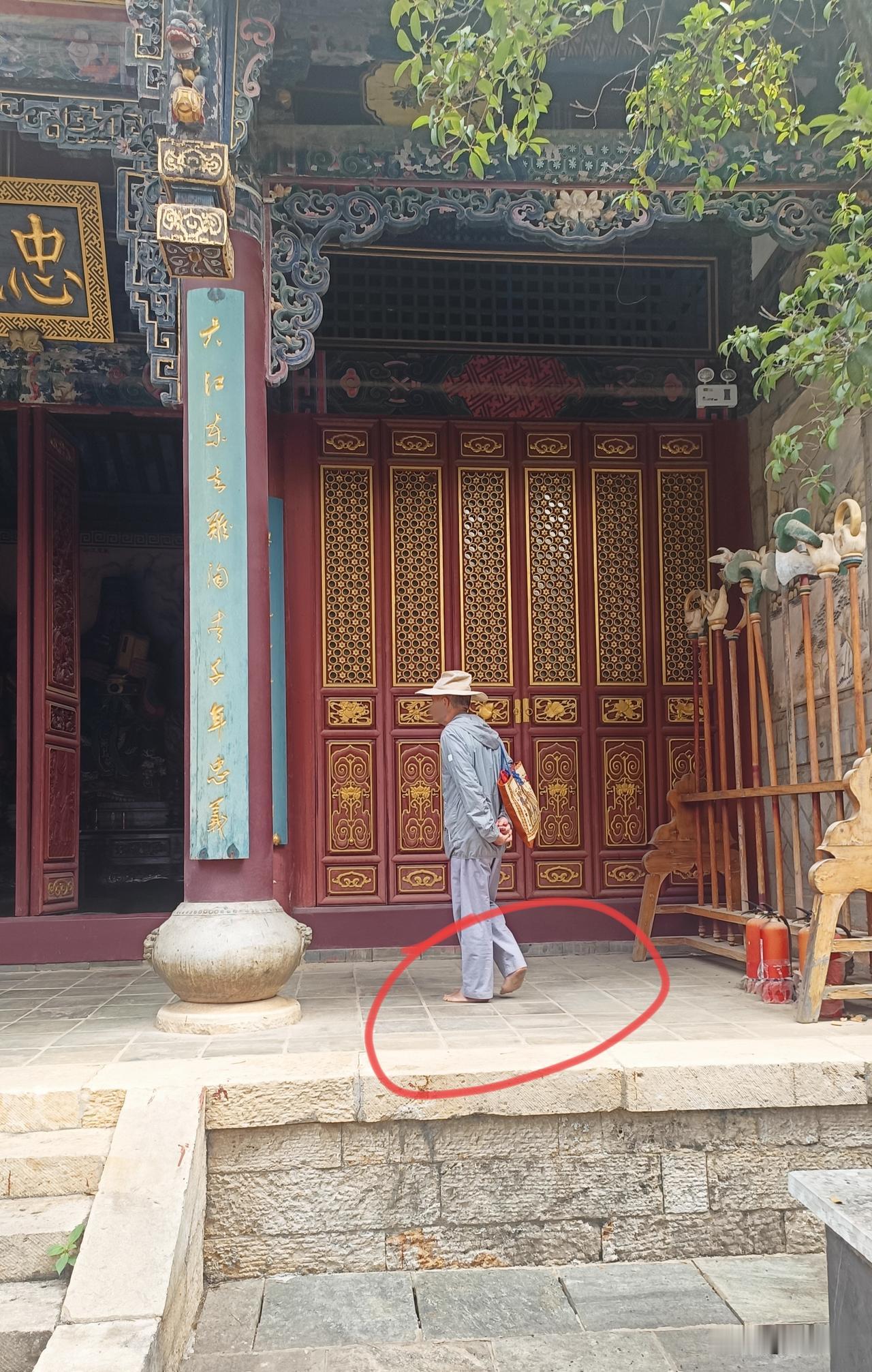看到这些赤脚走路的人，我挺感慨的。想必他们是懂中医知识的。按中医说法，赤脚走路能
