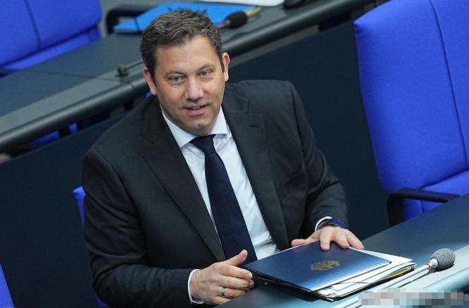 德国财长拜尔说了两句狠话，第一句是“我们不要中国垃圾！”第二句是：“德国决不当傻