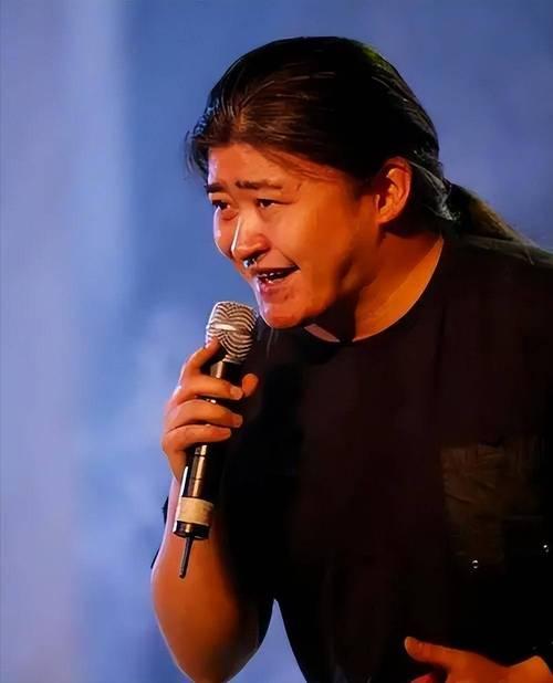 真的不敢相信，歌唱家刘欢离开了，年仅63岁，实在太年轻。
 
一句“几度风雨，几