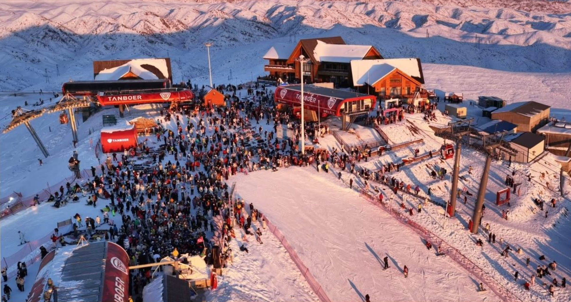 中产涌向新疆过年，一趟滑雪花掉5万，希尔顿、全季和3000元小木屋抢生意