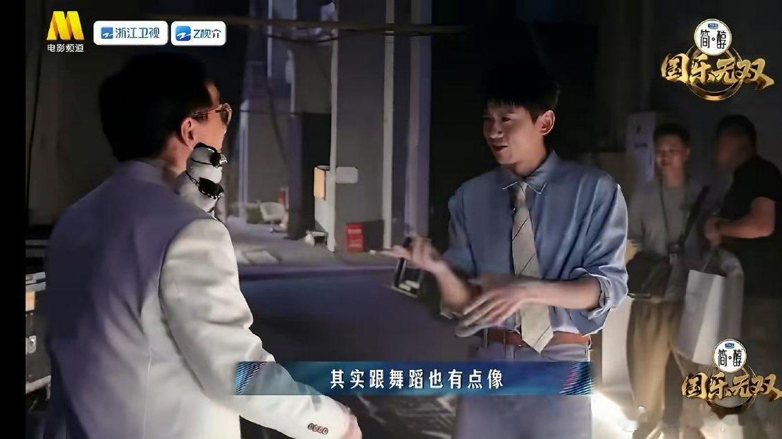 成龙教张杰醉拳张杰为了《醉拳》舞台找成龙学真功夫，这股认真劲儿太可以了！这舞台必