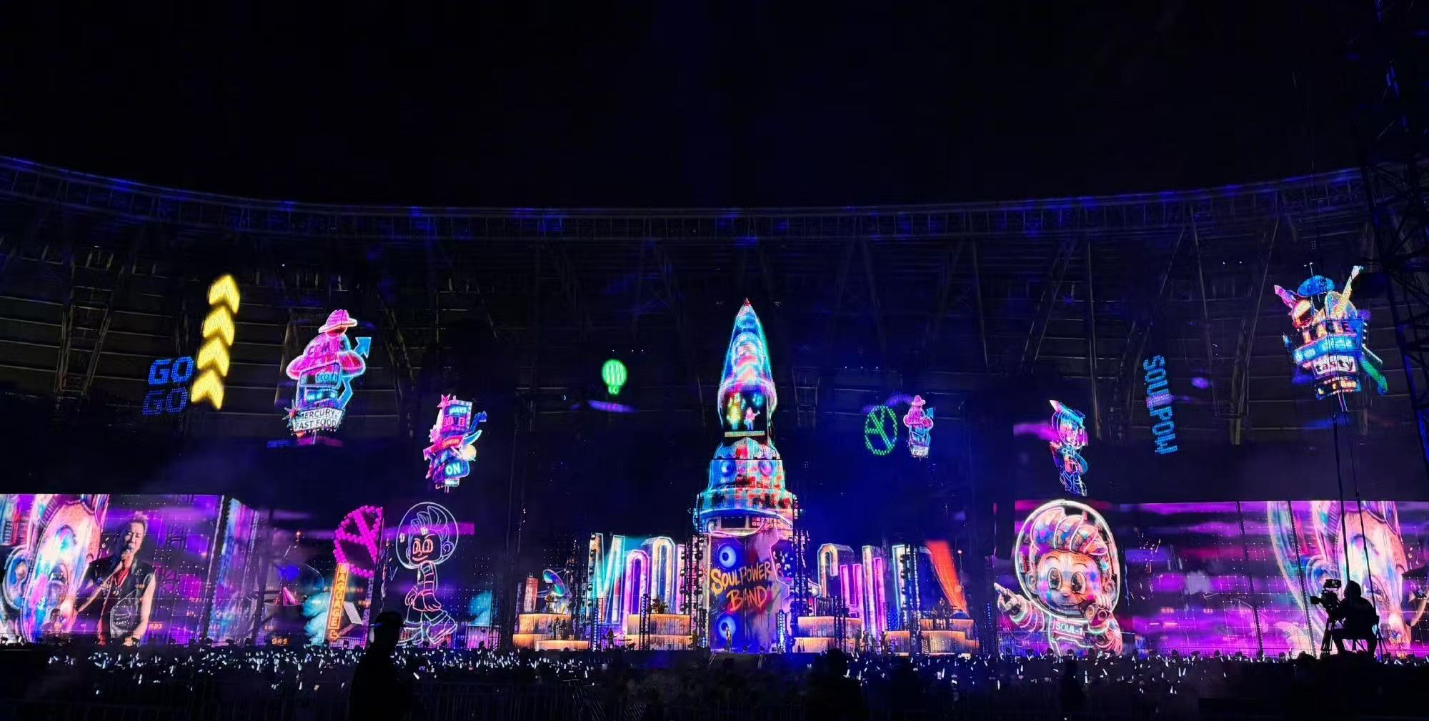 陶喆被粉丝扇子笑得唱不下去 粉丝的扇子成功让陶喆笑到唱不下去。他那个笑到发抖的声