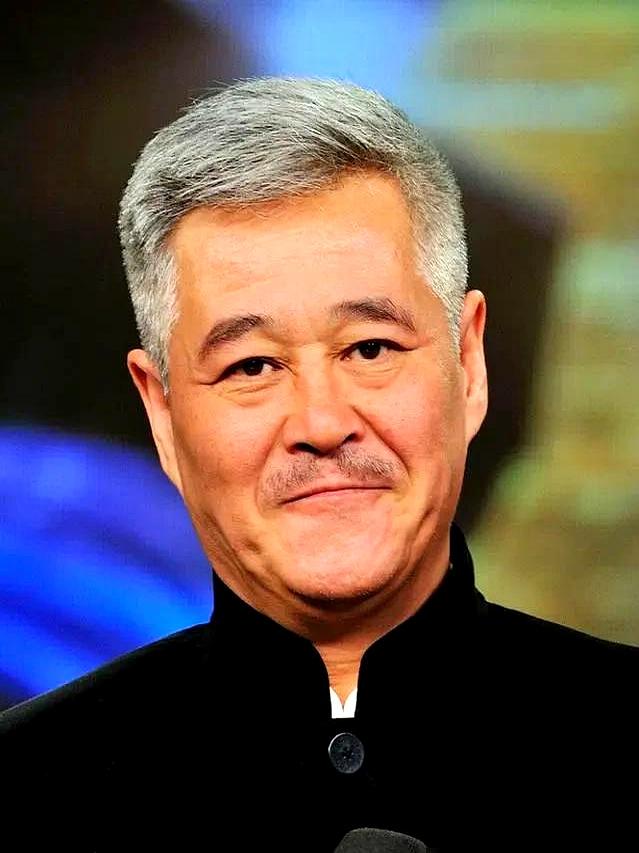 19岁上《天天向上》，一句“叫社会你球姐”把汪涵噎得当场改口，全网骂她没大没小。