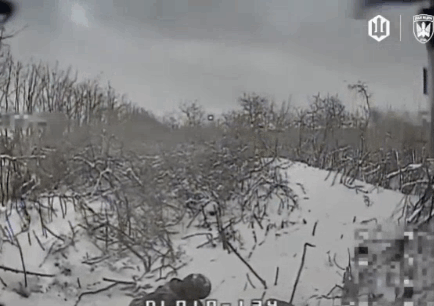 1名有思想的俄军士兵在乌军无人机镜头面前静静思考人生的意义，无人机也很配合让他想