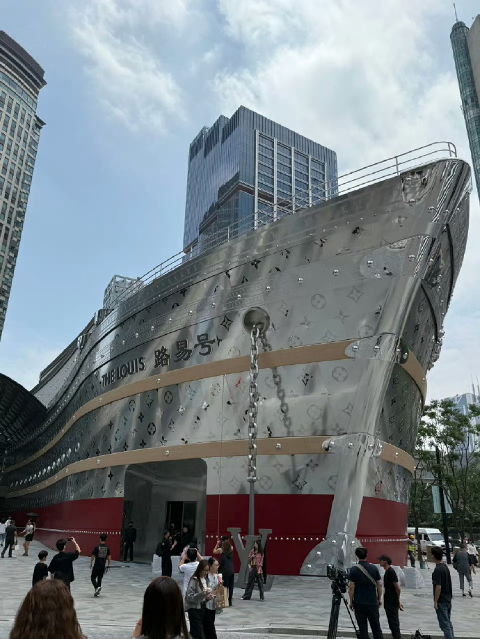 LV上海活动场地造型是巨型轮船参加阵容：鹿晗、鞠婧祎、徐明浩、黄明昊、王鹤棣、钟