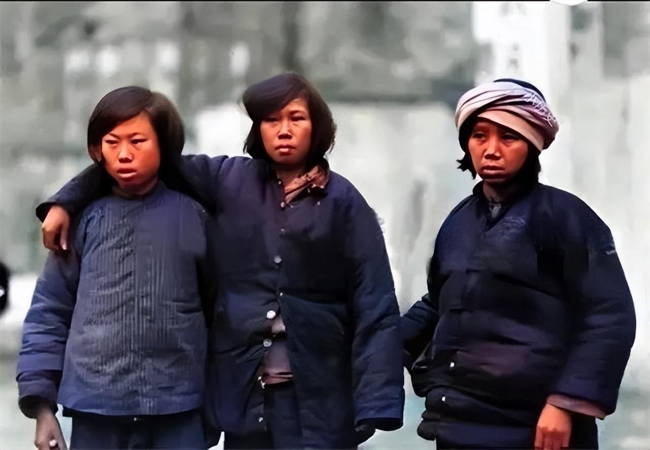 在1934年的深秋，江西瑞金的天空被一层淡淡的薄雾笼罩，历史的洪流在这里悄然汇聚