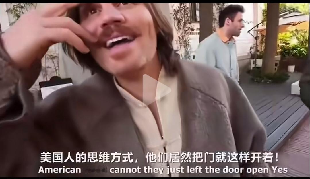 美国网红来成都被震惊了。一家店开着，老板居然晒太阳出去玩了，完全没有人守着。
他