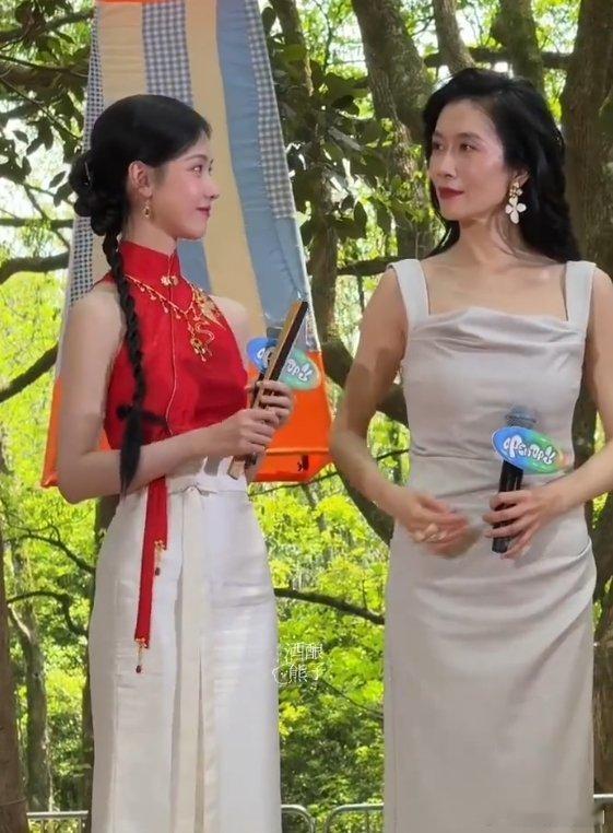 陈都灵温峥嵘差点亲了陈都灵温峥嵘比心饭撒哇塞！陈都灵和温峥嵘直播贴贴比心，还差点