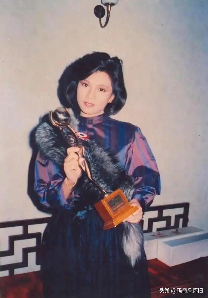 🎆翁美玲当选一九八三年度十大电视明星金球奖！
1983年，她凭借《射雕英雄传》