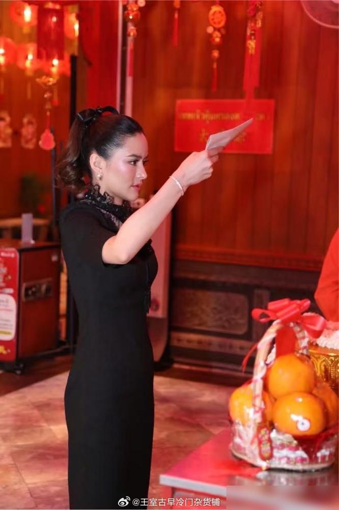 泰王前脚刚走，33岁新妃就敢穿黑色蕾丝裙进寺庙，整个曼谷都以为她要被废。
 
高