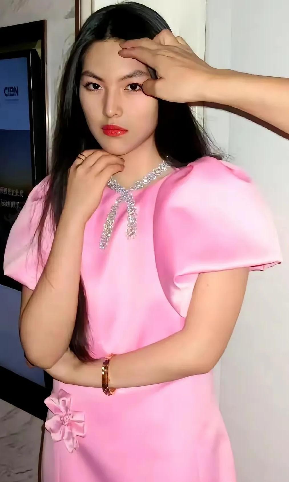 一位娱记喝多了，胡话连篇
其中提到李湘的女儿王诗龄，说她被家里富贵养废了。

“