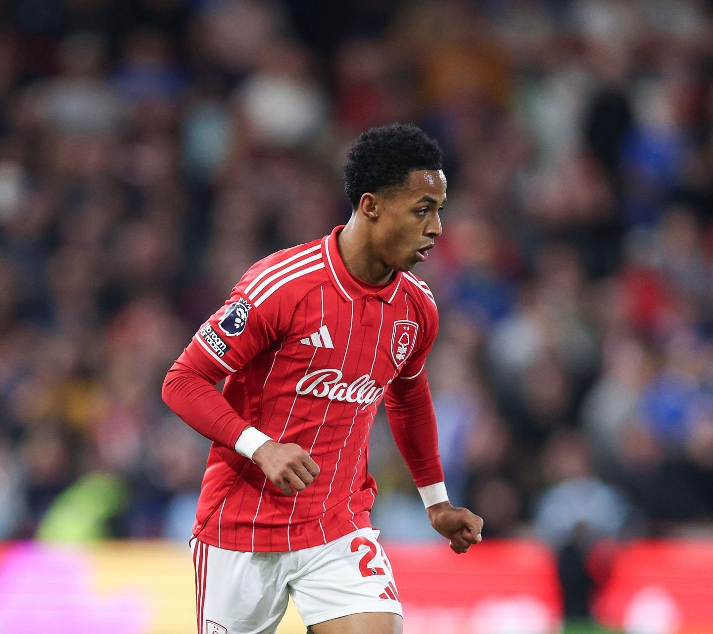 诺丁汉森林球员奥马里·哈钦森，在赛后采访时对着镜头抱怨道，比赛条件太糟糕，雨太大