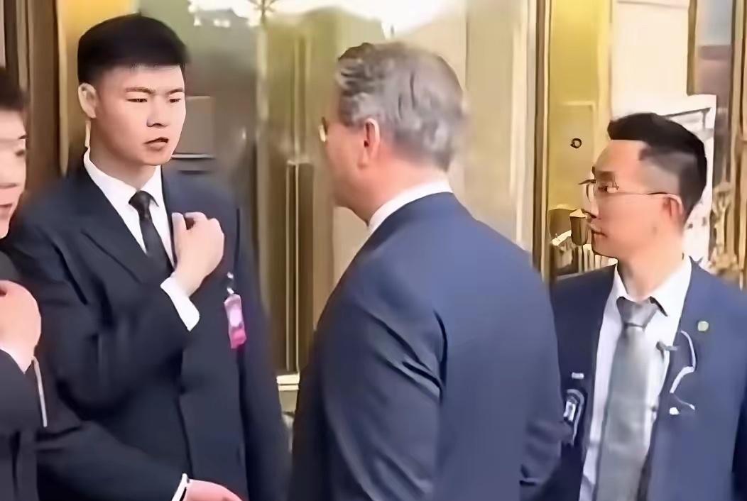 美财长贝森特入场时未戴胸章，被安保拦下，等到随从把胸章拿来戴上后才进去。这本是安