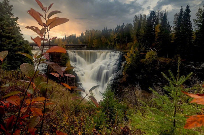【这里是加拿大】一路向北，安大略湖泊林海的美貌渐次展露真颜。这是一年中最适宜漫游