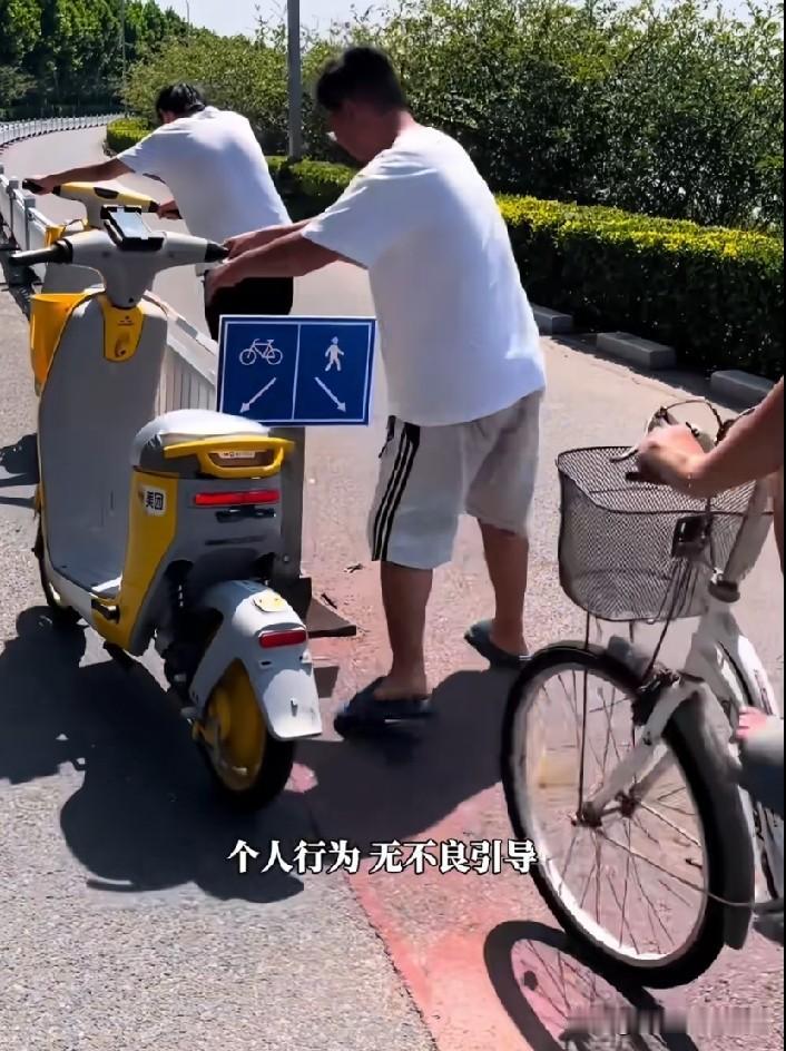 这几位骑自行车的大哥可把我逗坏啦！瞧见路边的指示牌，瞬间人车分流，那整齐程度，简
