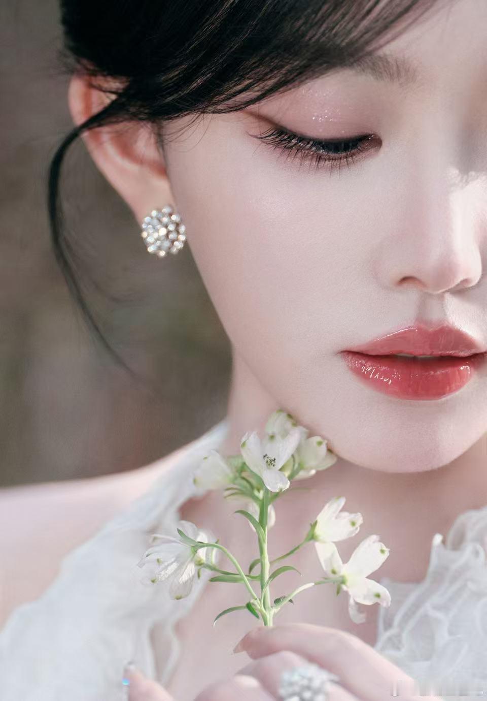 孔雪儿被粉丝尖叫逗笑了现场应援声实在太热烈，直接逗得台上的人控制不住笑意，全程眉