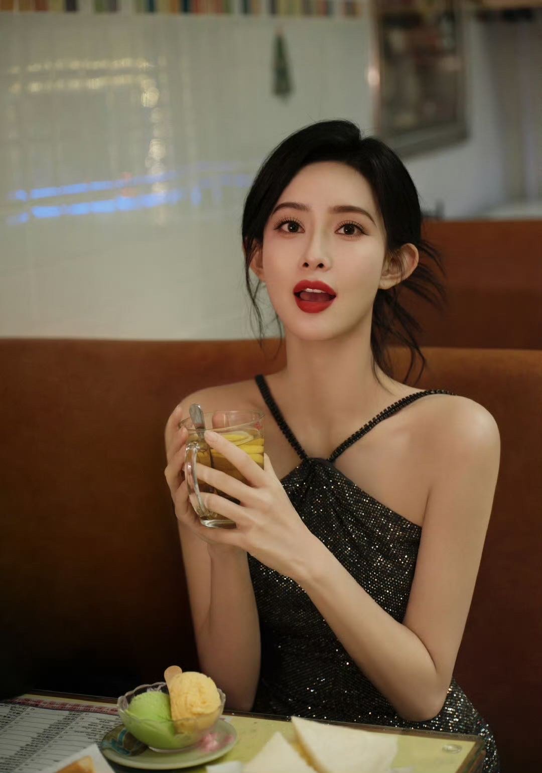 只能说get不到孟子义的人有难了，甚至还贴心的准备了两套造型和大家期待已久的盘发