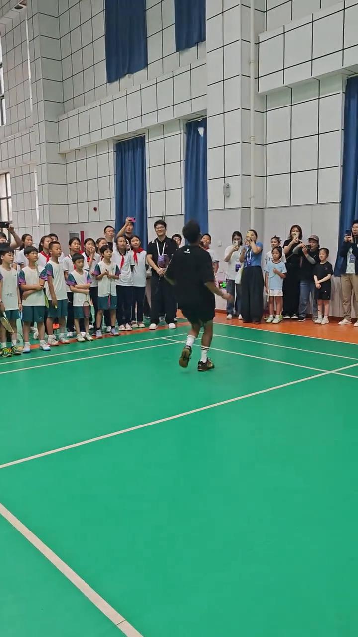 还挺重要的，这比分是自离。前的争夺，二比四，继续。