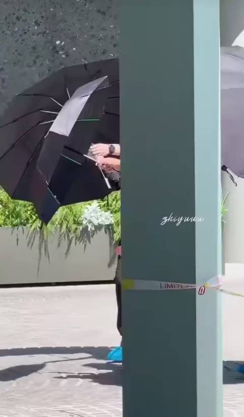 左航今日亮相拍摄现场，以PRADA 2026秋冬系列的藏蓝针织衫搭配休闲长裤，粉