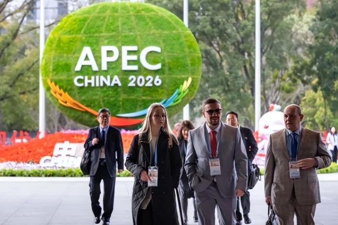 你见过在国际重大会议上，堂堂发达国家的部长因为见不到对方代表，只能在走廊里求着“