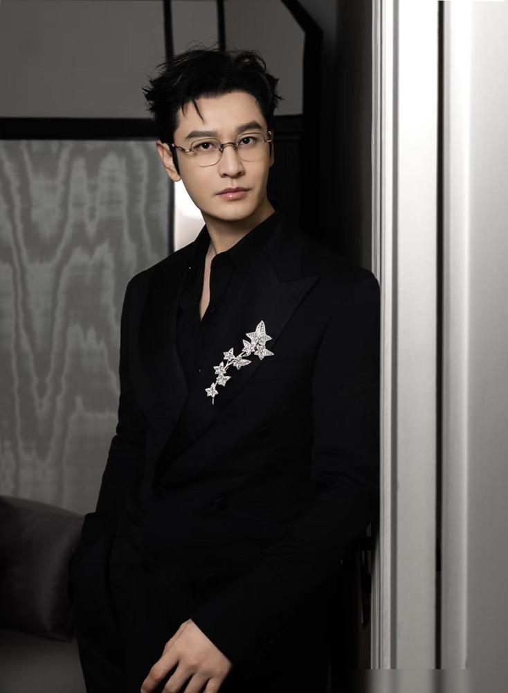 我宣布

最近娱乐圈

最大的笑话就是，48岁的黄晓明喊53岁的王鹤棣爸爸“叔叔