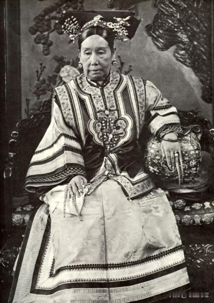 这是1895年，慈禧太后60岁大寿庆典时，外国摄影师拍下的照片。结果，慈禧看到照