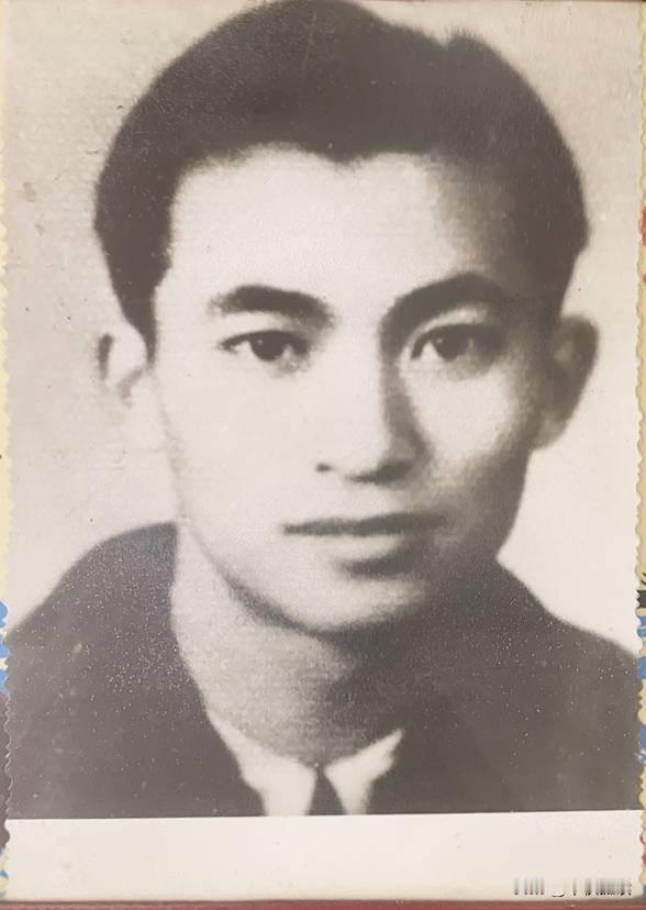 1949年，27岁地下党员钟奇壮烈牺牲。在他衣服的口袋里，人们发现了一个香烟盒，