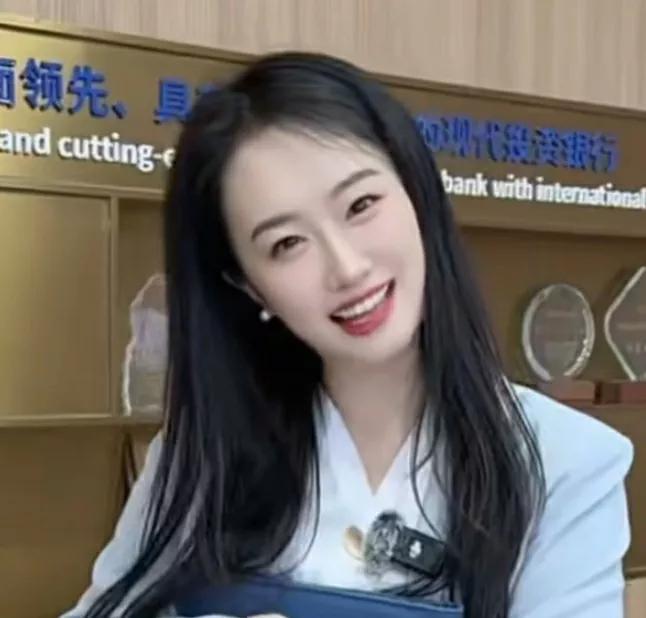 网上捡到美女一枚，有认识的吗？这样一个美女 街头碰见的女 稀缺视角的美女 冬季限