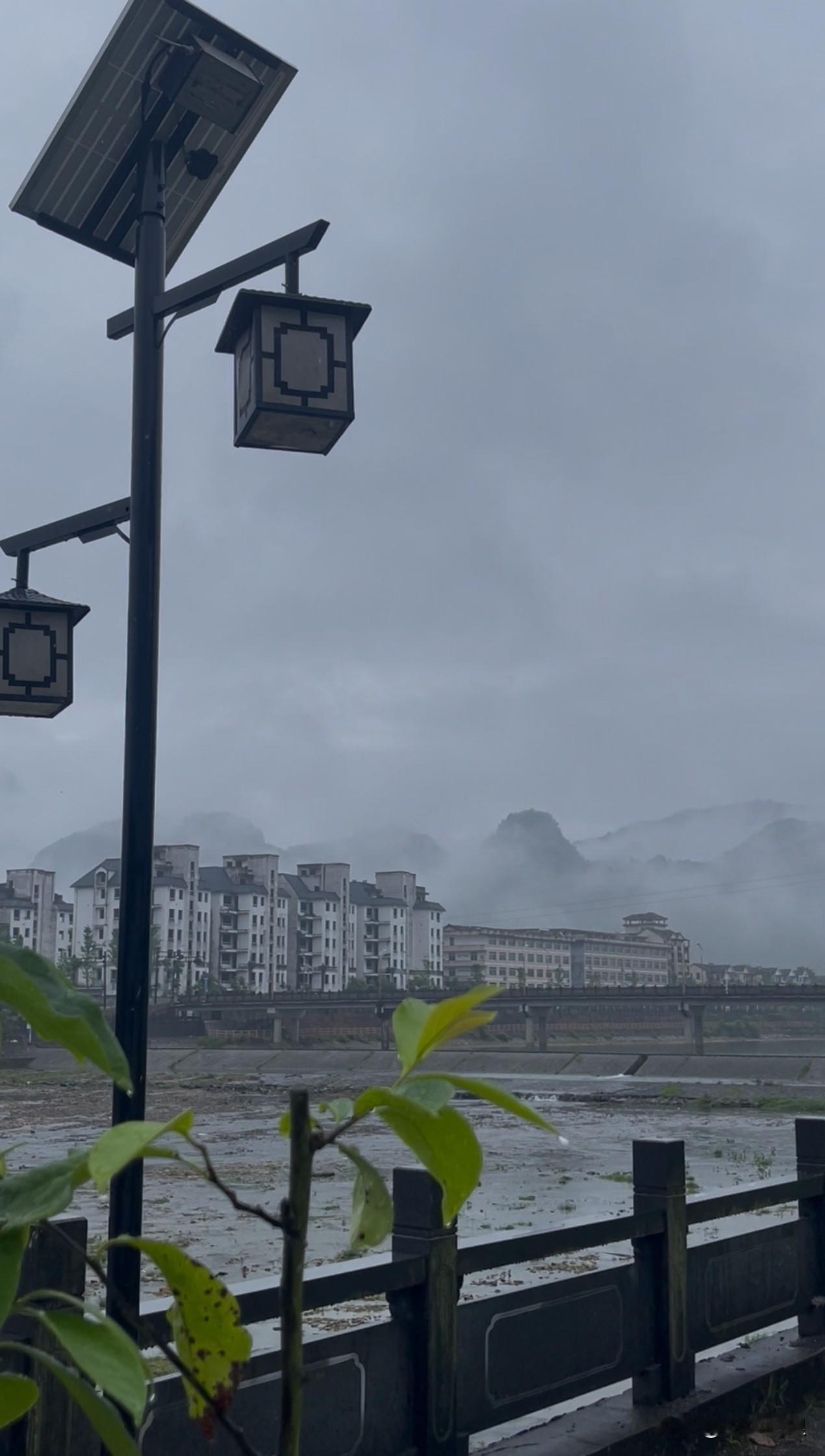 晒图笔记大赛雨后的天空，雾蒙蒙的也很好看雨中的城市，静谧而美丽，远处的山峦若隐若