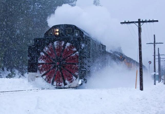 一场大雪，能不能把一列火车“困死在铁轨上”？
答案是：在过去，真的有可能。
19