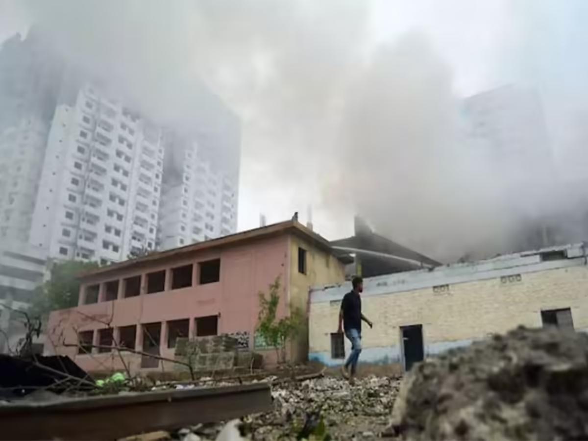 【巴基斯坦集市上一辆人力车被安装炸弹爆炸，造成9人死亡，20多人受伤】5月12日