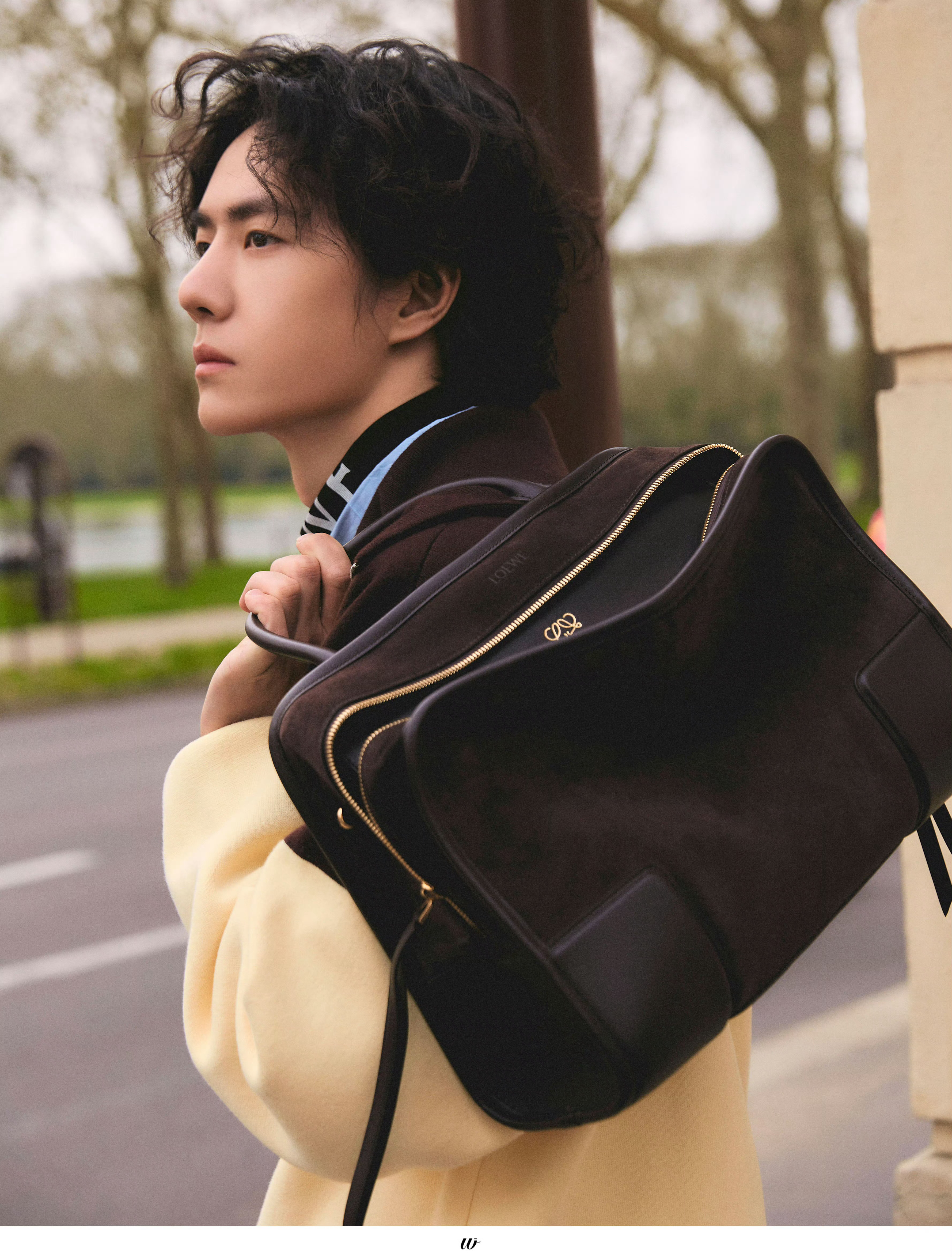 重逢的街头比我先认出你的是心跳。loewe全球品牌代言人王一博 