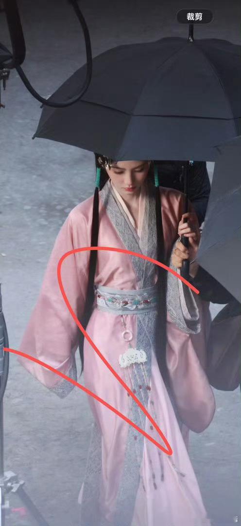万花世界又开始拍摄新的小世界了。这一次是战国造型的苏绿夏，我说真的女演员一辈子有