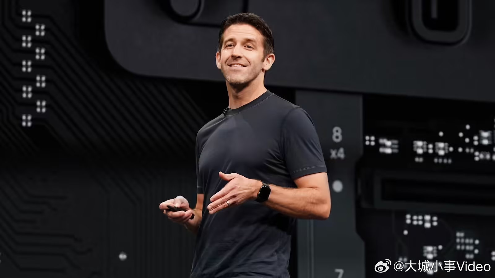 【苹果最热CEO接班人】苹果50周年庆典C位 3月22日，彭博社记者马克 · 古