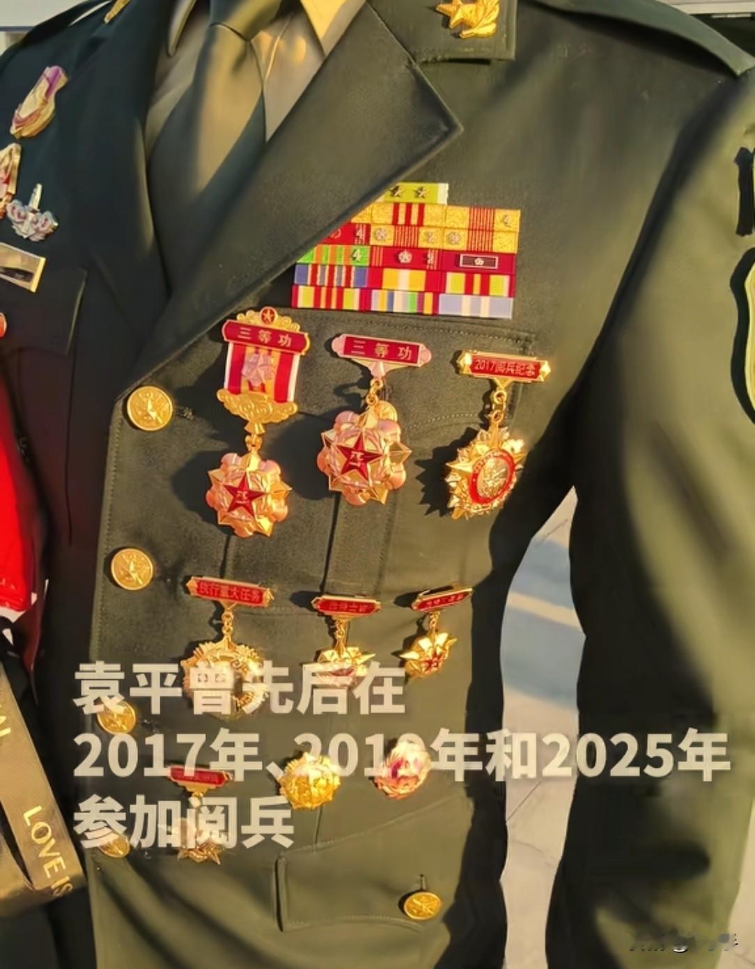 拽拽的，帅帅的，一手插兜，一手拎个人行李箱……
袁平，原火箭军军士，是河南三门峡