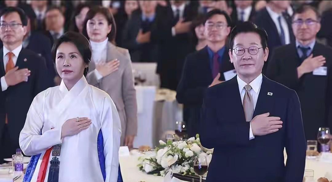 李在明落地北京，没有先和中方官员会面，而是先去了一场座谈会
在美国“绑架”马杜罗