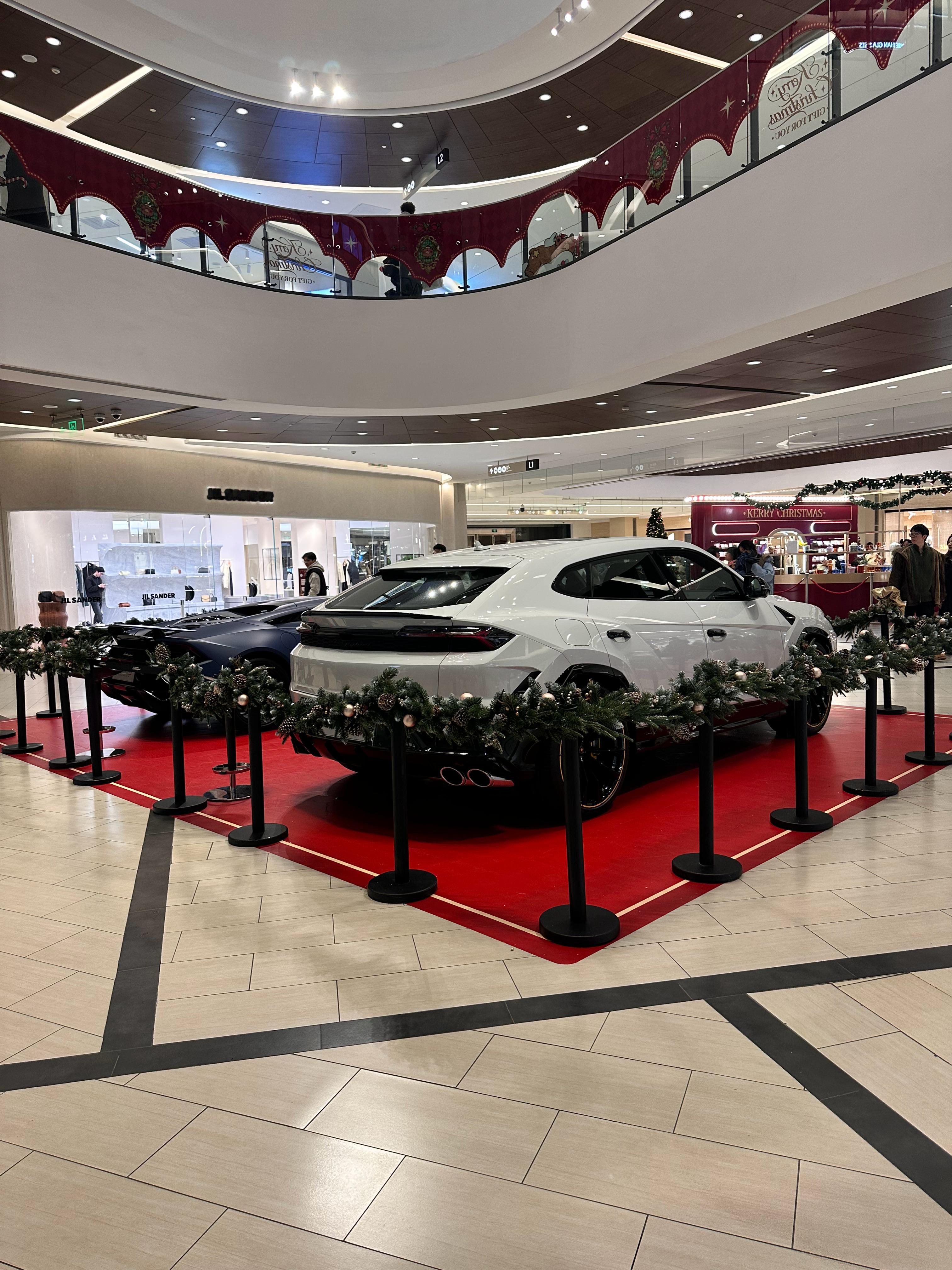 兰博基尼UrusSE路遇一台西装暴徒兰博基尼UrusSE 4.0V8 综合功率5