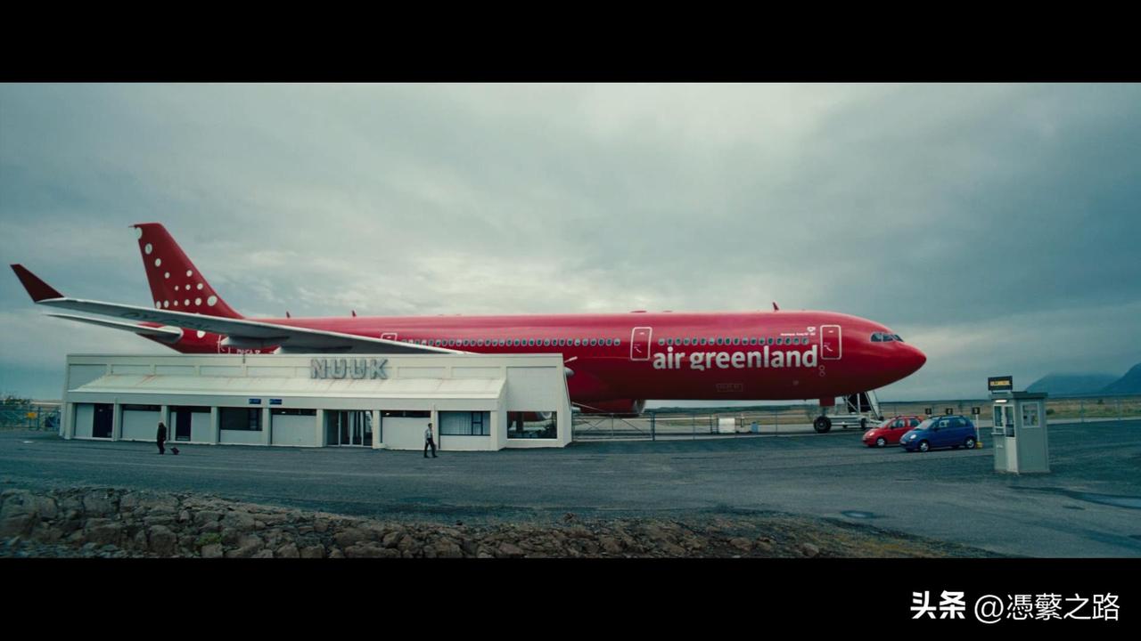 看2013年电影《白日梦想家》时截到的一幅比较有感觉的画面。

主角为了寻找一位