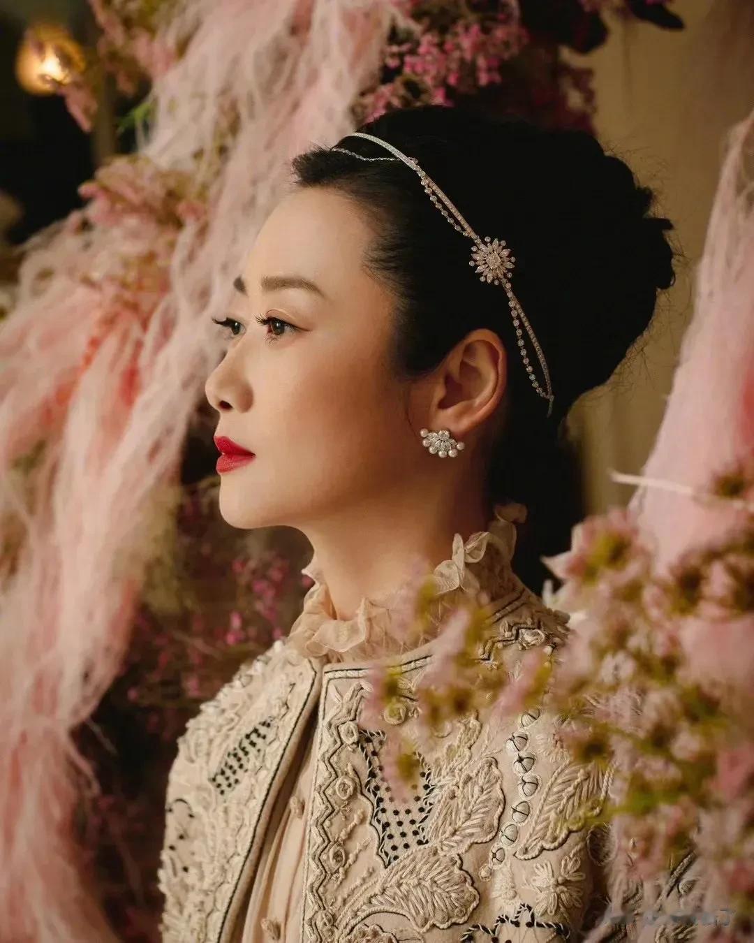 导演贾樟柯晒出妻子赵涛出席活动造型。
图片中的赵涛雍容华贵，复古华丽，好似古典油