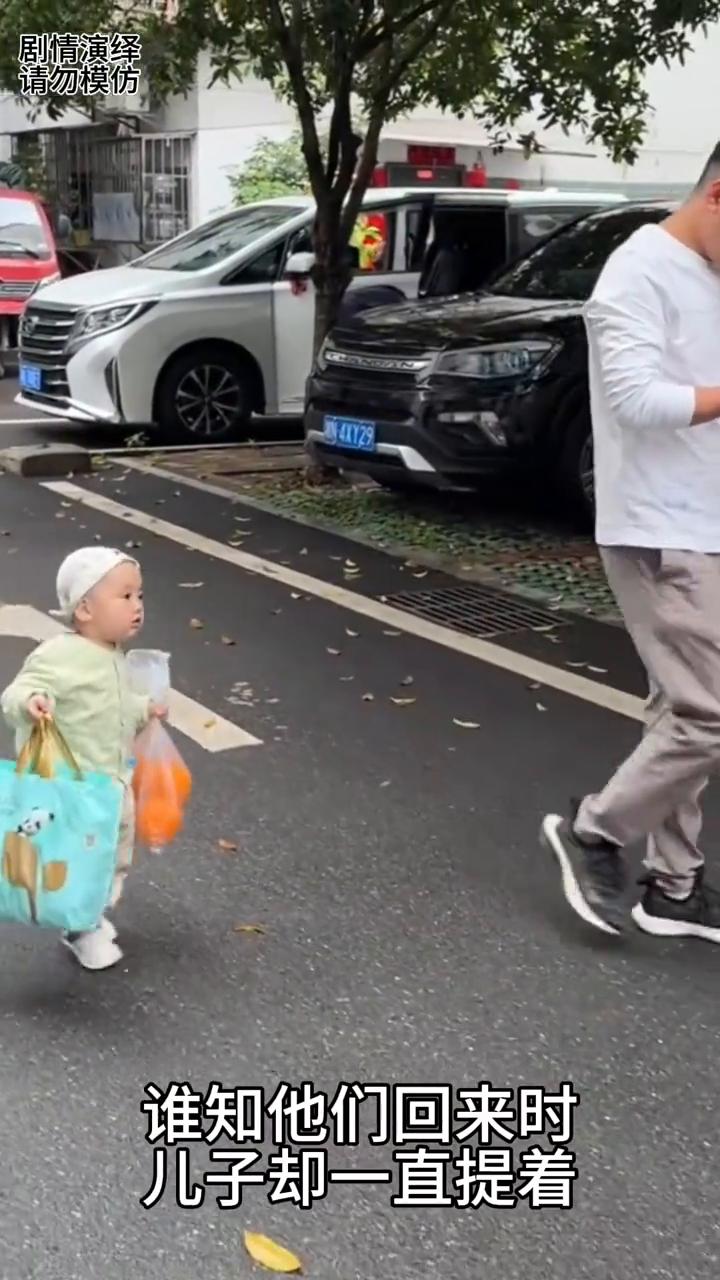 父子逛超市回家，儿子却提着东西，看来家里是不养闲人。
父子两个去逛超市，谁知他们
