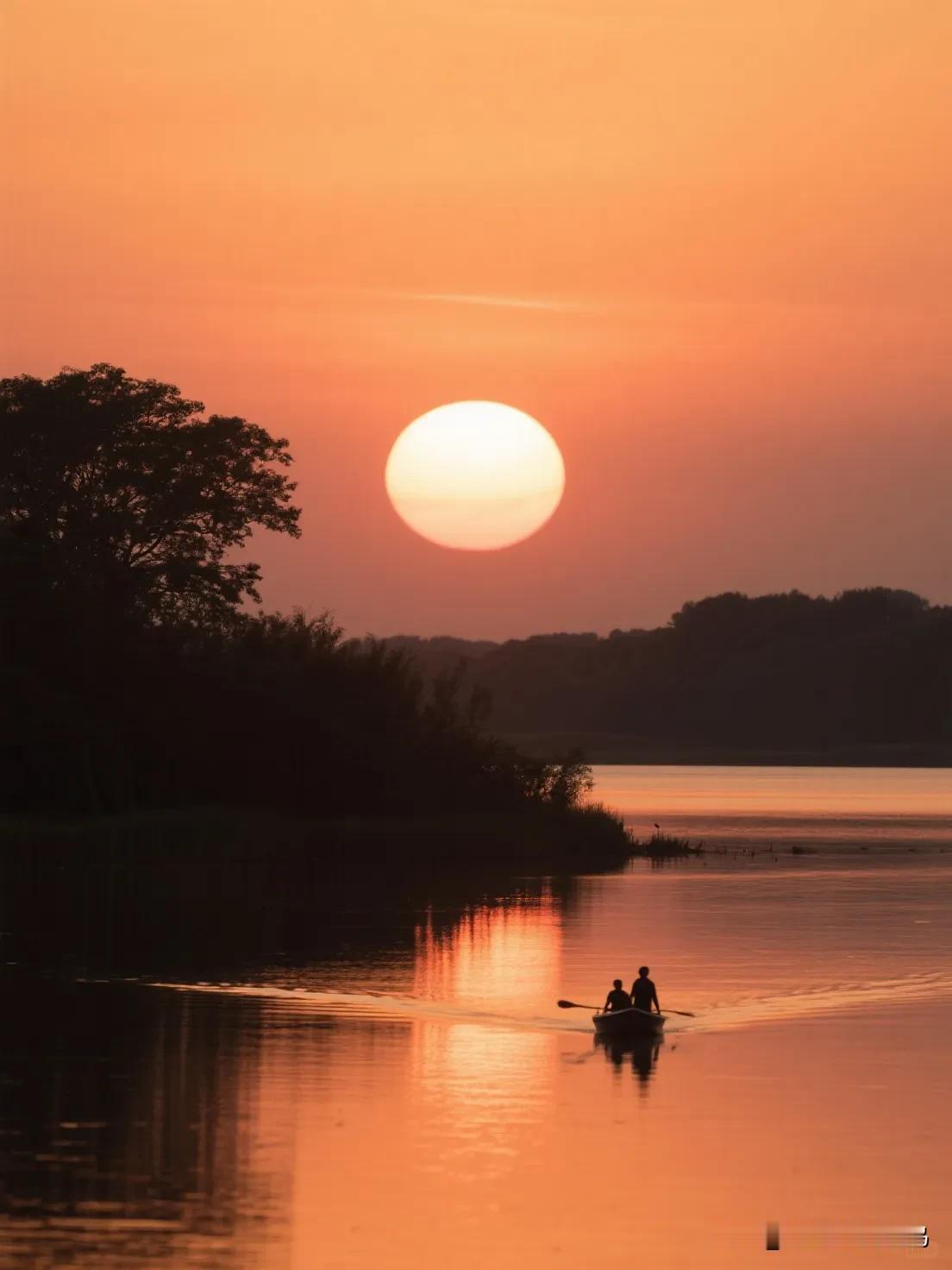 🌅夕阳缓缓西归，带着一丝倦怠，可青山却依旧静静地在原地。这画面，像极了人生的某