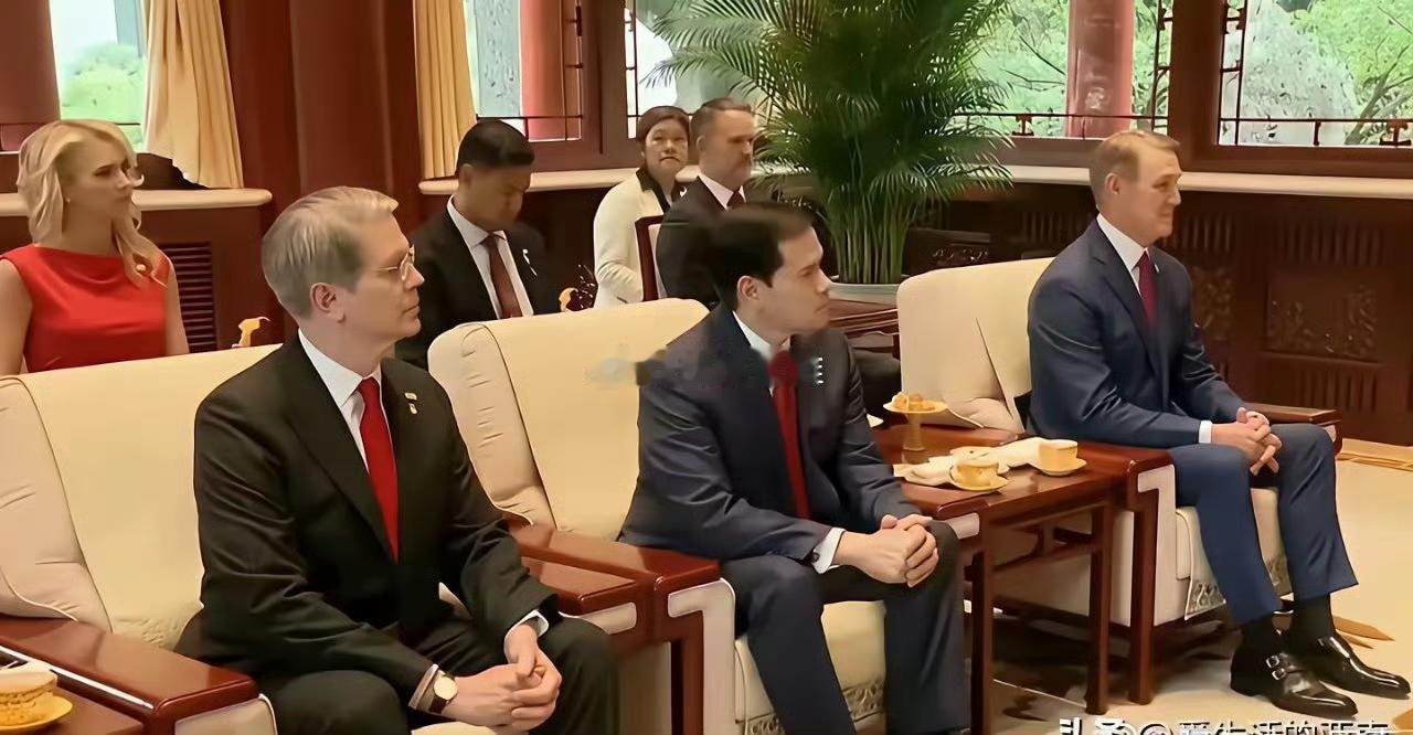 都是一个姿势，就像训练过的一样。按说老美的官员和企业家是很随意的姿势，咋变得这么