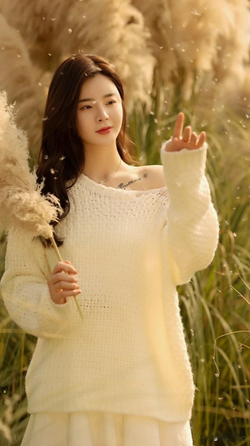 在梦幻的田野中，少女轻盈地挥手，仿佛在召唤春天的到来。