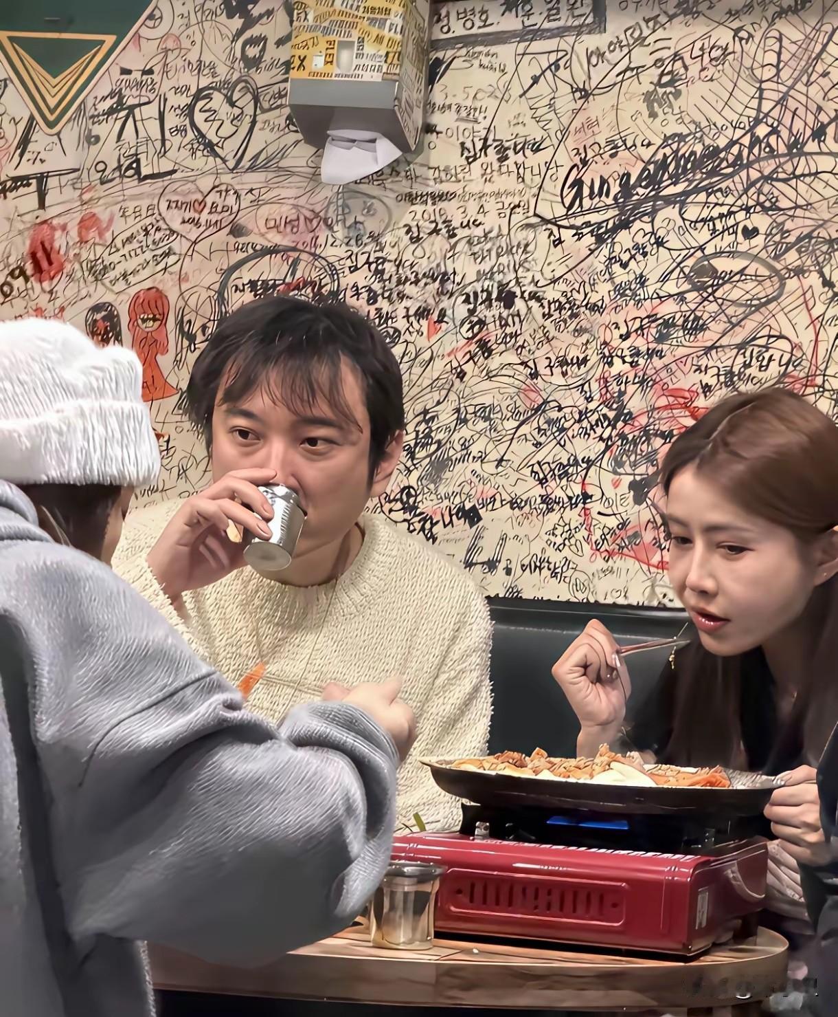 1988年出生的王思聪，还不到40岁，也开始掉发了，精气神明显不足王思聪商业失败