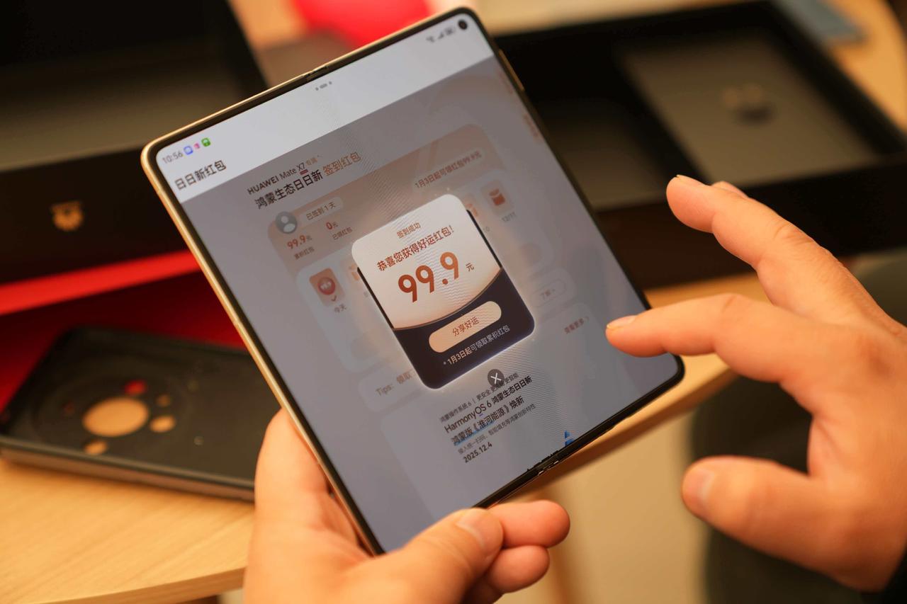 华为Mate X7一开售就炸了！线上线下全是抢货的，那阵仗简直像刮了场抢购风暴。