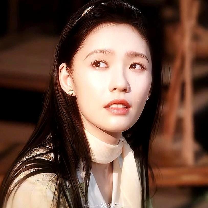 《冬去春来》里林允演的沈冉冉，看得人真不是滋味。

一边是家里老妈天天打电话要钱