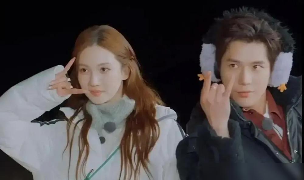 冰敷那3分钟，全网心跳飙到120。沈腾甩道具那一下，金晨手腕瞬间红了一片。

当