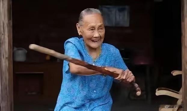 1939年，长沙会战，女兵银金花突围时被日军包围，眼看敌人一拨一拨靠近，她迅速举