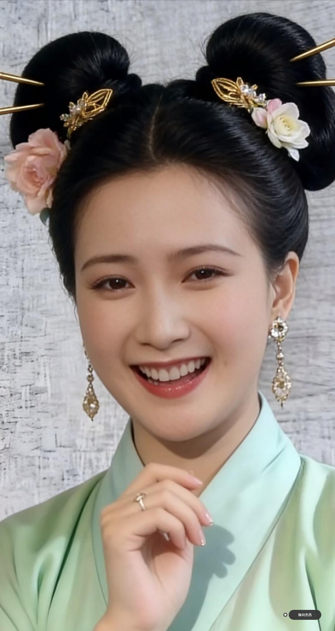 何晴的美有多珍贵
她走过四大名著的长廊
留下最惊艳的古典注脚
当现代审美越来越趋